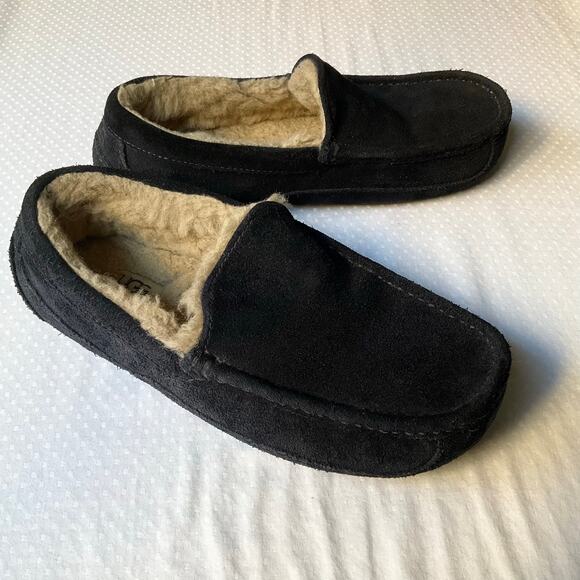 UGG Men’s Ascot Slipper size 9 US Navy Blue Fur Lining